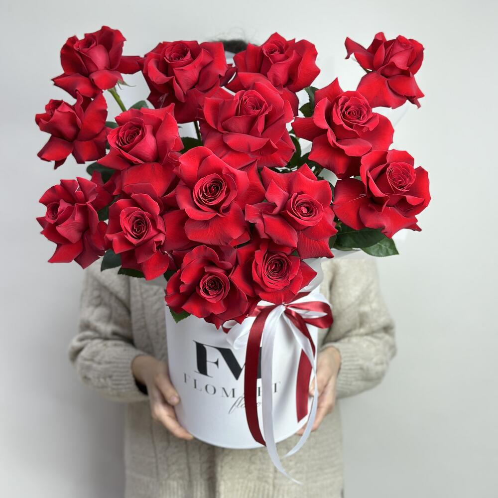 15 красных роз в шляпной коробке